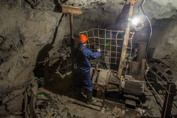Underground mine scaper miner