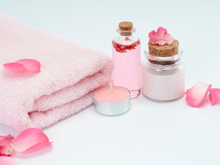 Obraz na płótnie Canvas Spa set of rose oil and scented candles