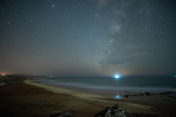 Bonito paisaje nocturno con muchas estrellas