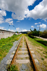 Obraz premium long railway in a cloudy day
