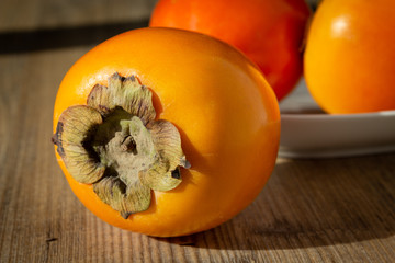 cachi kaki Diospyros kaki frutto del cachi su fondo legno