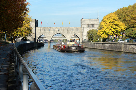 Tournai. Belgique Quai Notre-Dame, canal, Pont des trous 