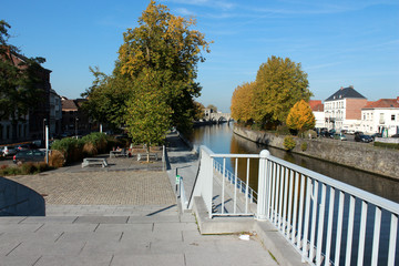Tournai. Belgique Quai Notre-Dame, canal, Pont des trous 