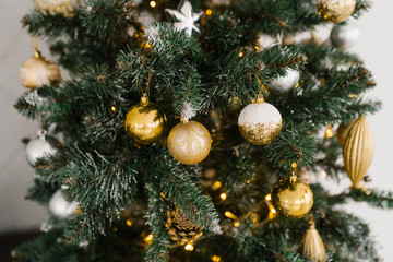 Obraz na płótnie Canvas Christmas tree Golden balls on Christmas tree with lights
