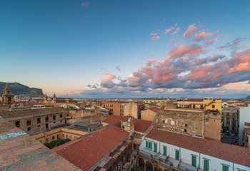 Fototapeta na wymiar La città di Palermo vista dai tetti al crepuscolo, Italia 