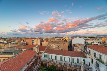Fototapeta na wymiar La città di Palermo vista dai tetti al crepuscolo, Italia