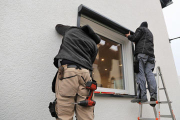 Arbeiter montieren einen Rollladen