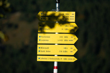 Wegweiser auf dem Hohen Kranzberg bei Mittenwald