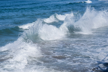 Waves splashing in countercurrent