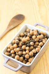 Black and brown chickpeas