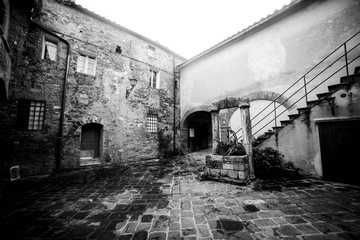 Fototapeta na wymiar Old courtyard in Tuscany