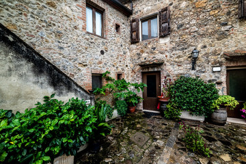 Fototapeta na wymiar Picturesque corner in Monteriggioni, Italy