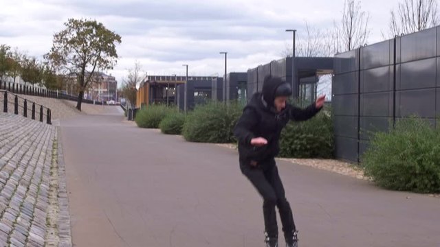 Man jumps from parapet on inline skates in slow motion