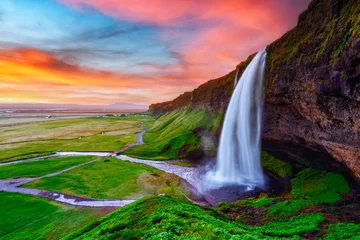 Tuinposter Watervallen Zonsopgang op Seljalandfoss-waterval op Seljalandsa-rivier, IJsland, Europa. Geweldig uitzicht van binnenuit. Landschapsfotografie
