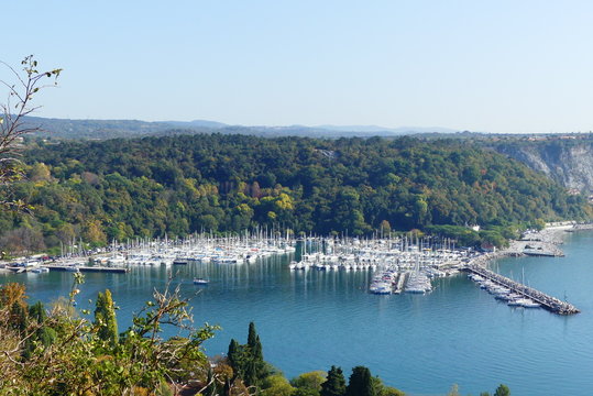 Blick auf den Hafen Sistiana