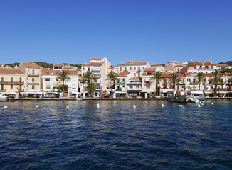 Fototapeta na wymiar vista del mare blu all'isola de La Maddalena in Italia