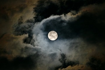 Naklejka na ściany i meble Luna llena sobre cielo nublado