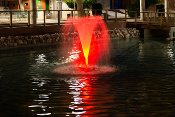 FUENTE DE ESTANQUE ILUMINADA