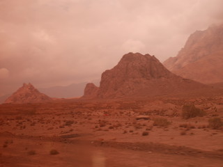 Fototapeta na wymiar désert, montagne, rocher , ciel et sable 