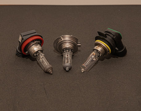 Tres tipos de  l&aacute;mparas hal&oacute;genas para automovil