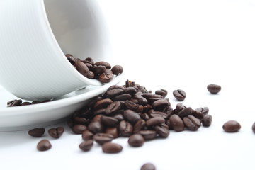 Kaffeebohnen aus Kaffeetasse, Highkey