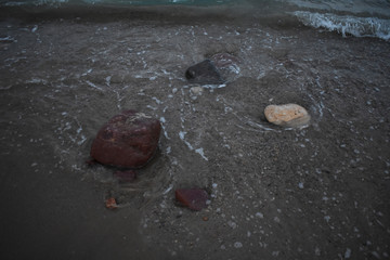 Rocas en la orilla del mar 
