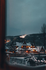 Paisaje de montaña con una casa de madera con nieve en invierno