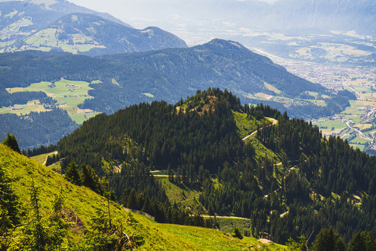 Der Brugberg im Brixental mit Wörgl und Mayrhofen im Hintergrund. Die seichten Berge am Brixental.
