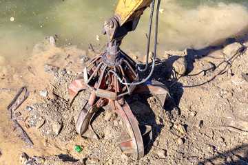 Hydraulic multi valve crab bucket from river barge