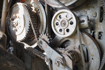 Chain drive transmission. Drive roller chain in operation