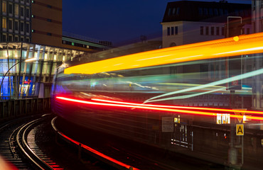 Eine vorbeifahrende Bahn bei Nacht am Rödingsmarkt, Hamburg.