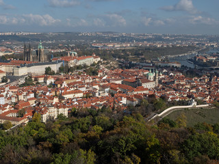 Obraz premium Prager Burg, Pražský hrad mit Veitsdom, Sankt-Veits-Dom (Chrám sv. Vita) und den Stadtvierteln Hradschin Hradčany und Kleinseite Malá Strana und Moldau