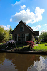 Obraz premium Cosy small house on the canal in little holland village Giethoorn, Netherlands