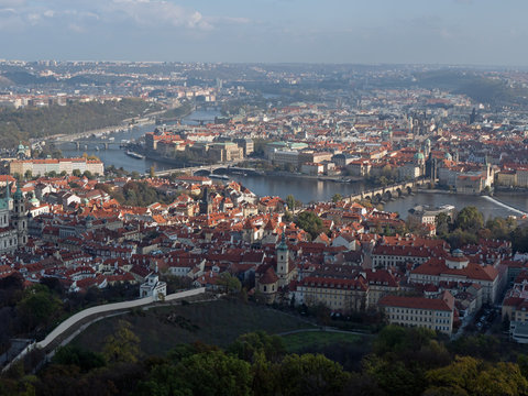 Prag: Blick auf die Moldau mit ihren Brücken (rechts Karsbrücke) und die Stadtteile Kleine Seite (vorne),  dahinter Josefstadt und Altstadt 