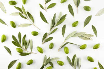 Foto auf Leinwand Pattern with green olive fruits with leaves on white background. Top view. © vetre