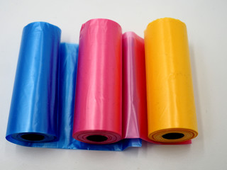 Tres bobinas de plástico. Bolsas de plástico.