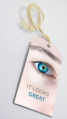 Anhänger von Kleidung im Sale - It looks great - Etikett mit blauem Auge im Einzelhandel. 