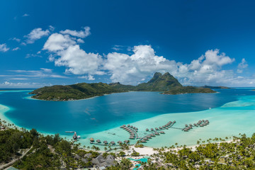Panoramablick aus der Luft auf luxuriöse Überwasservillen mit Palmen, blauer Lagune, weißem Sandstrand und Otemanu-Berg auf der Insel Bora Bora, Tahiti, Französisch-Polynesien (Bora Bora Aerial)