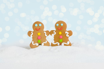 Obraz premium Christmas gingerbread men on the background lights