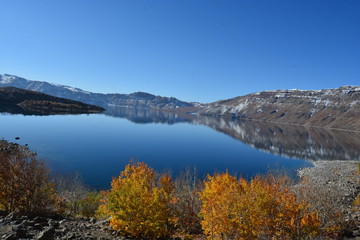Fototapeta premium lake, mountain, water, mountains, reflection, nature, landscape, sky, blue, forest, autumn, snow, outdoors, colorado, travel, tree, scenic, cloud, beautiful, panorama, clouds, river, green, tranquil, 