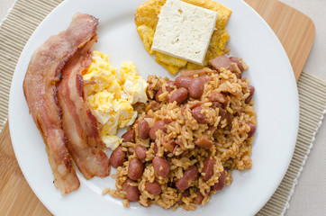 frijoles con huevo y arroz