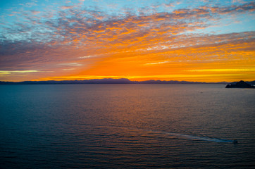 colorido atardecer en playa 