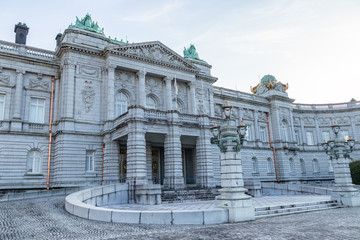 迎賓館赤坂離宮、前庭から見た本館車寄せと青空