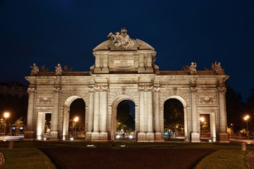 Fototapeta na wymiar Madrid Alcala Gate at night