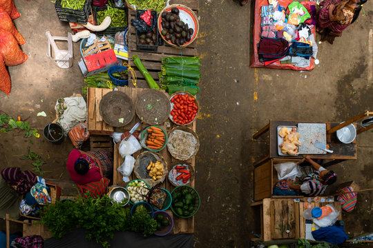 Hay varias vendedoras en el mercado de verduras de Zunil en Guatemala.