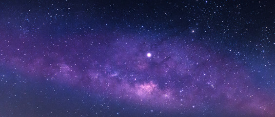 Ciel nocturne bleu panorama voie lactée et étoile sur fond sombre. Univers rempli, nébuleuse et galaxie avec bruit et grain. Photo par longue exposition et sélection de la balance des blancs. Ciel nocturne sombre.