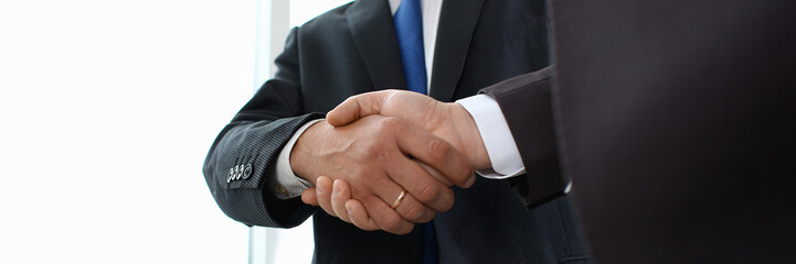 Obraz premium Man in suit shake hand as hello in office