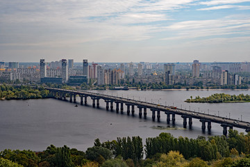 Blick über den Fluss Dnjepr auf die Hochhäuser von Kiew in der Ukraine