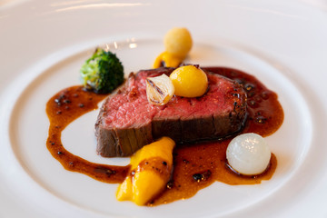 [料理]牛フィレ肉のローストとトリュフソース