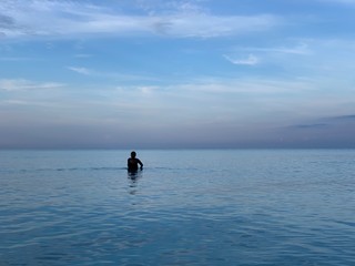 Fototapeta premium woman at the ocean